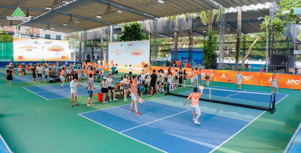 Các đội thi đấu vô cùng nhiệt huyết trong buổi lễ ra mắt Các đội thi đấu vô cùng nhiệt huyết trong buổi lễ ra mắt